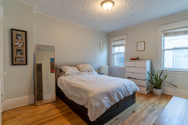 Building Photo - 1110 W 25th St