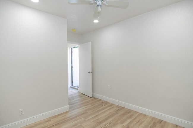 Building Photo - 924 NW 11th Ct