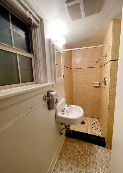 Building Photo - 935 NE B St