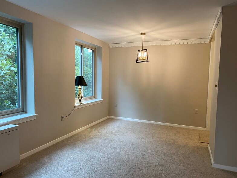 Dining room open to the living room - 3000 Spout Run Pky
