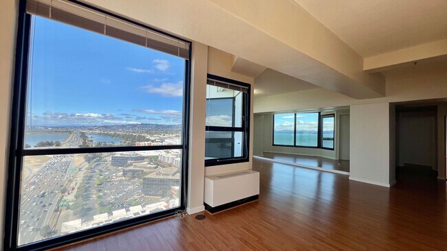 Building Photo - High Rise Living at its Best in Emeryville...