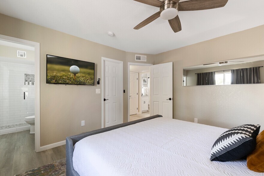 Small Master Bedroom - 4445 E Sharon Dr