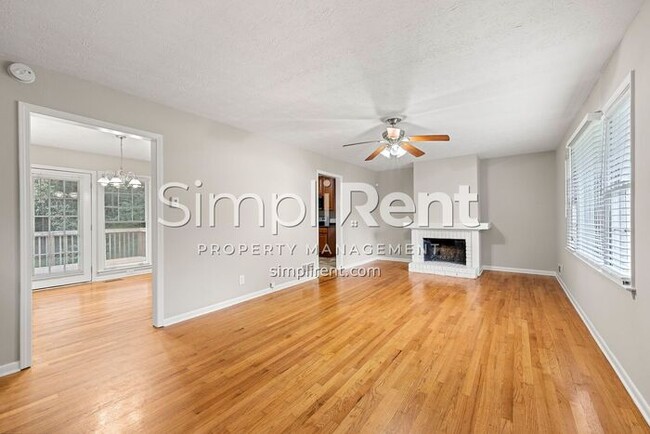 Building Photo - Renovated 3 Bed/ 2 Bath - 1st month free w...