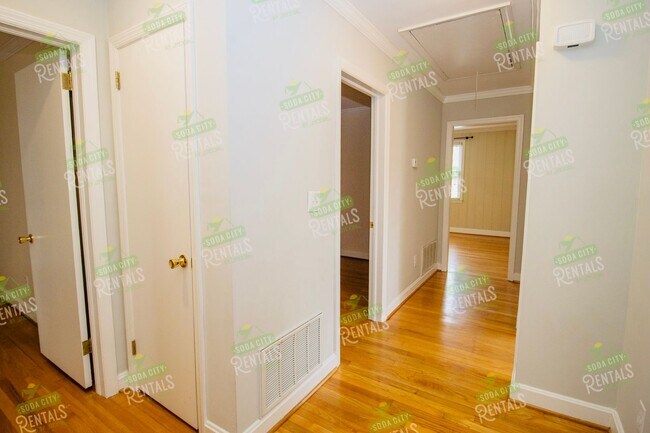 Building Photo - Charming Shandon Corner Lot Home – Hardwood Floors, Fenced Yard + $500 Off 2nd Month!