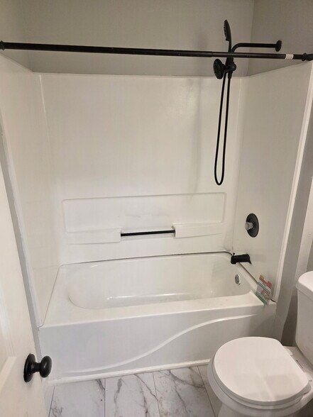 Building Photo - 1 1/2 Oliver Ave