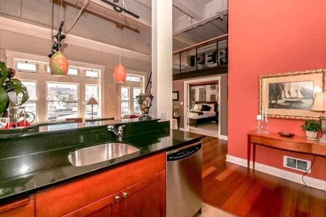 Building Photo - Beautiful Downtown Condo in Tacoma