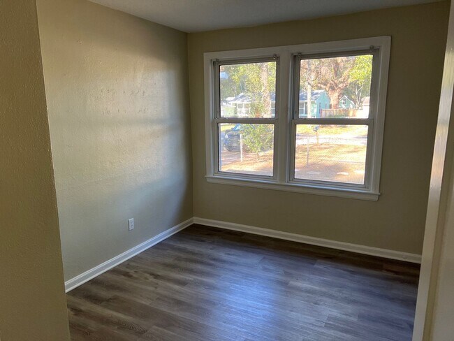 Building Photo - 113 Rue Max St