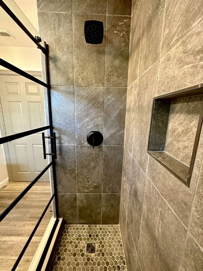 Building Photo - "Charming 2-Bed Gem with Granite Elegance ...