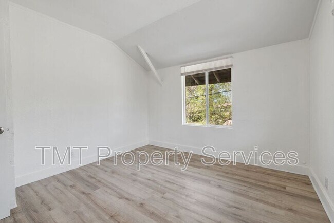 Building Photo - 1647 E 6th St