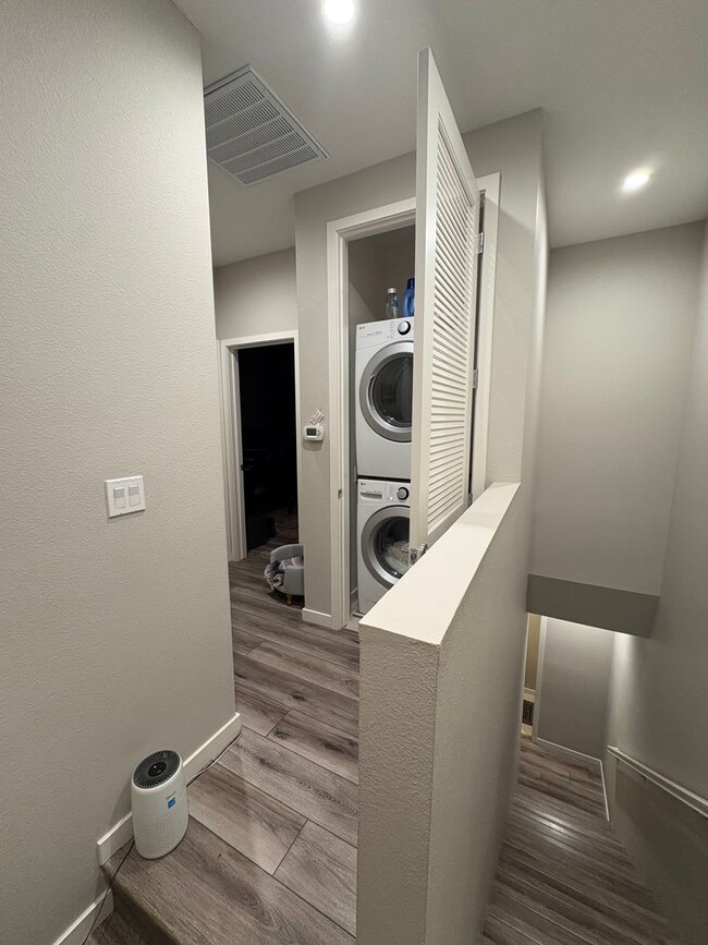 Building Photo - Modern 2-Bedroom Condo Near Downtown Sacra...