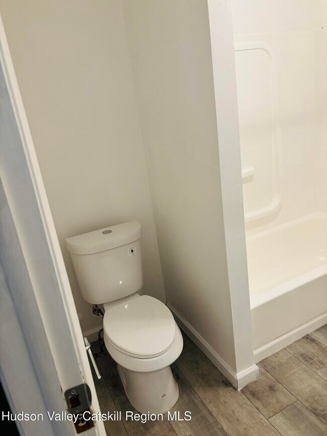 Building Photo - 22-24-24 Jane St