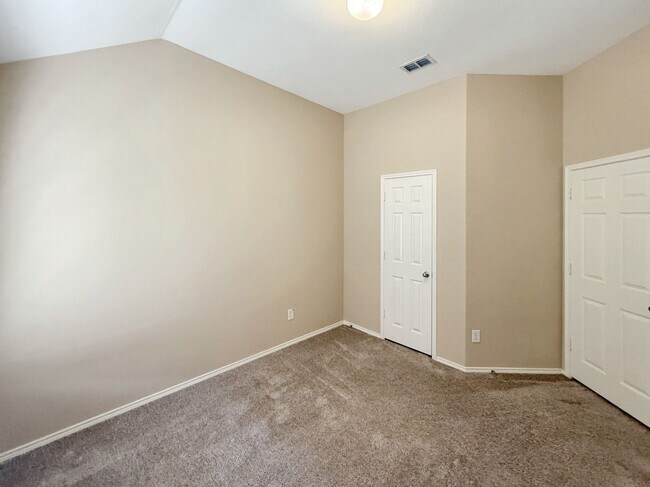 Building Photo - Beautiful, spacious 3B/2B home near the lake