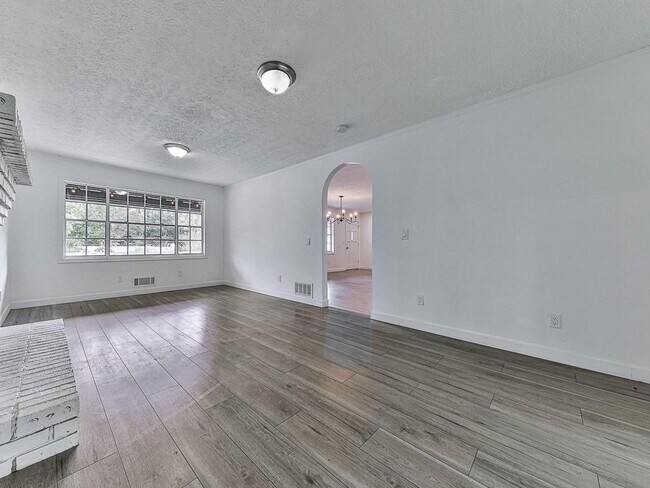 Building Photo - 421 Creek Valley Dr