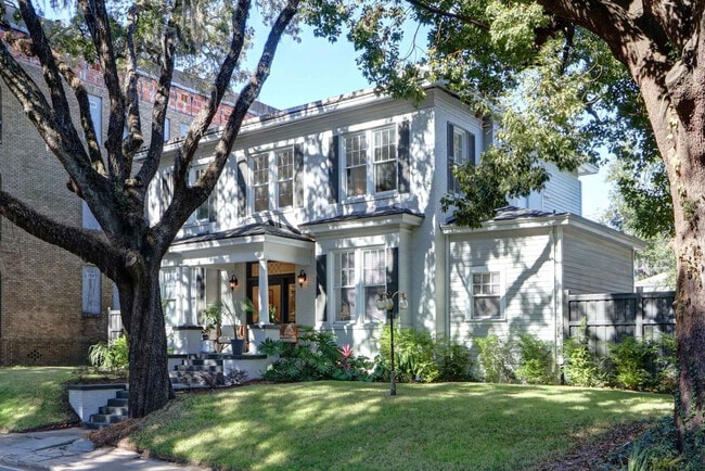 Building Photo - 306 E Victory Dr