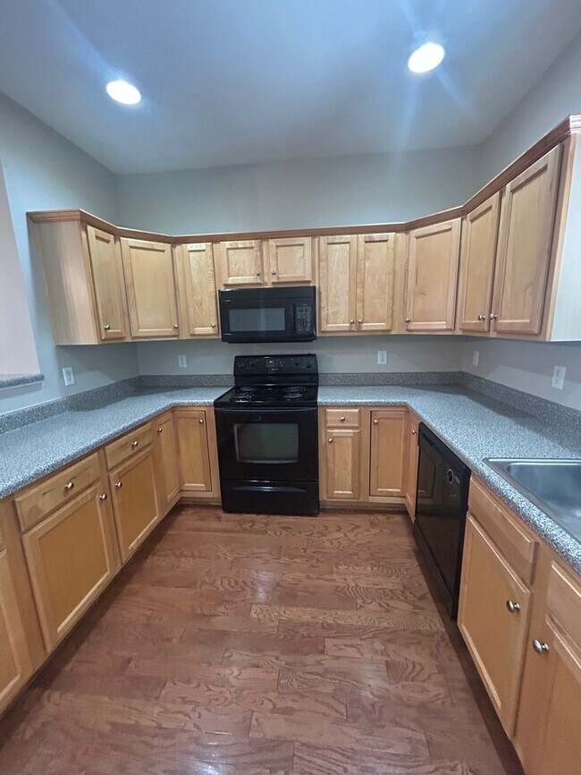 Building Photo - Beautiful 2 Bedroom 2.5 Bath Townhouse inn Prime Nashville Location