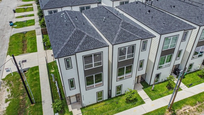 Building Photo - 2708 Nagle St