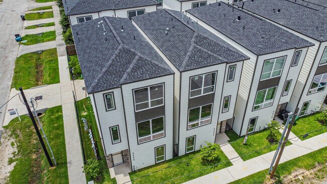 Building Photo - 2722 Nagle St