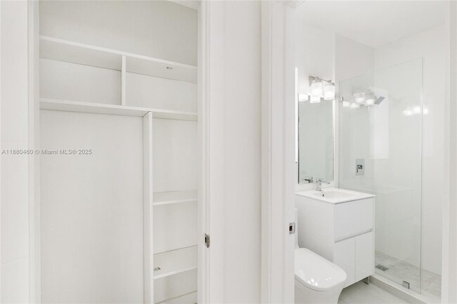 Building Photo - 6930 Rue Versailles Dr