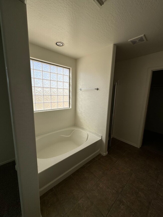 Building Photo - Large 4 bedroom house- Laveen