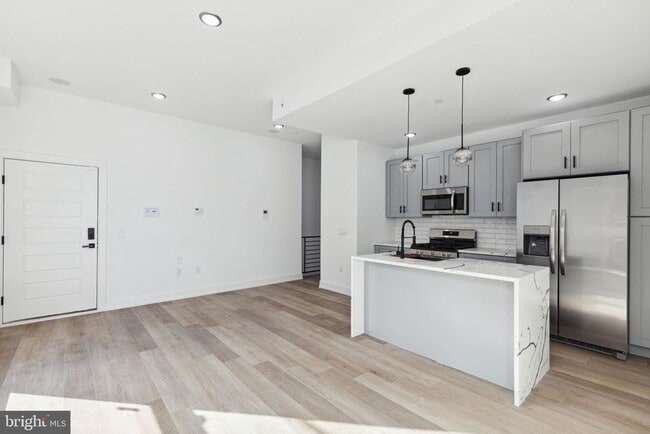 Building Photo - 2550 Hope St