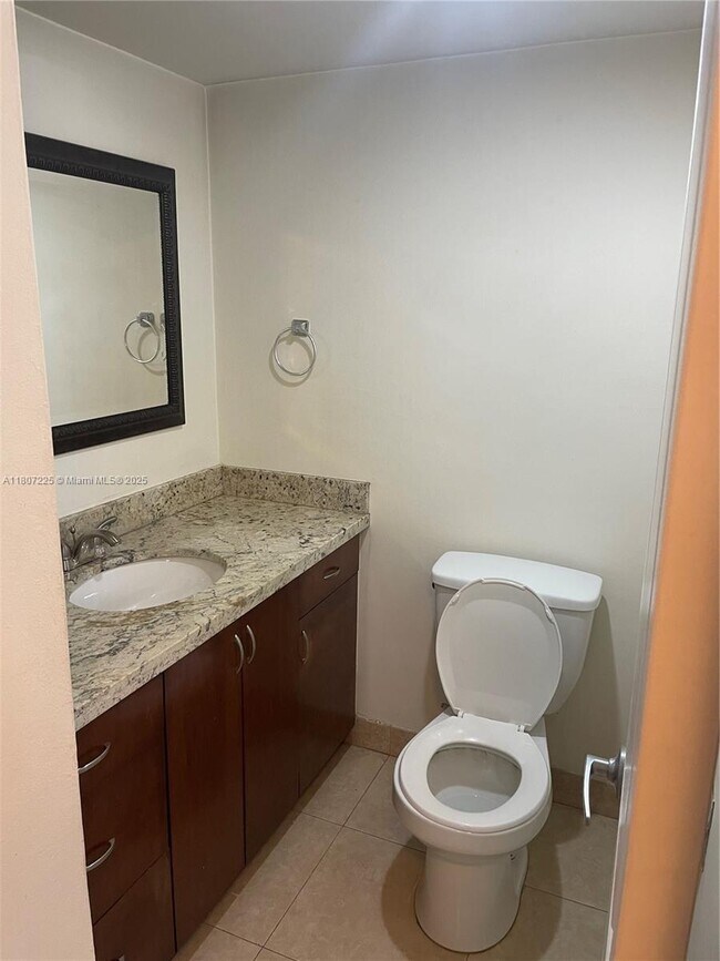 Building Photo - 3900 N Hills Dr