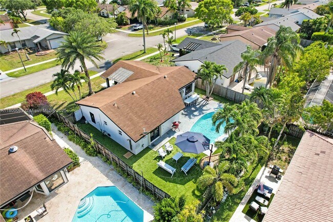 Building Photo - 16887 Royal Poinciana Dr