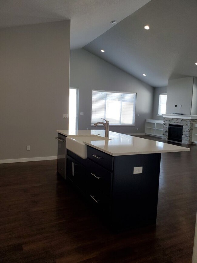Building Photo - Immaculate Custom 3 bdrm Home for rent in the Montrose developement!