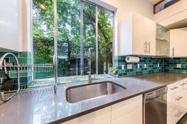 Building Photo - Gorgeous Fully Furnished Home in Brentwood...