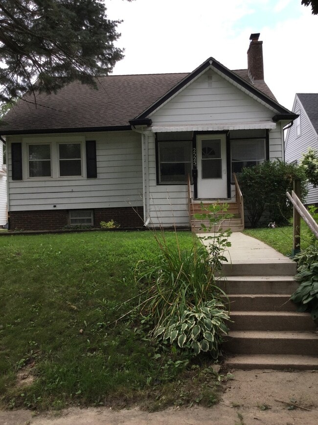 Primary Photo - large 3br 2 bath home with full basement &...