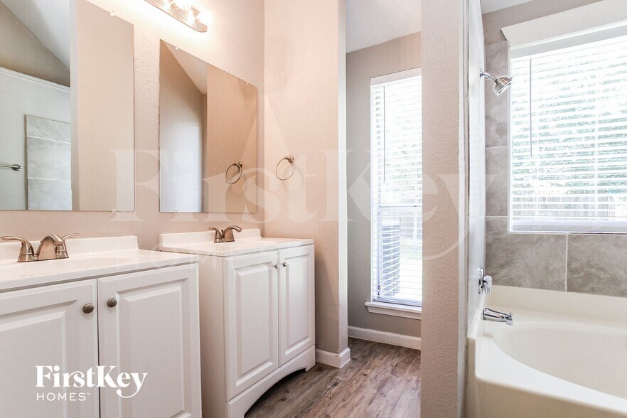 Building Photo - 14530 County Cress Dr