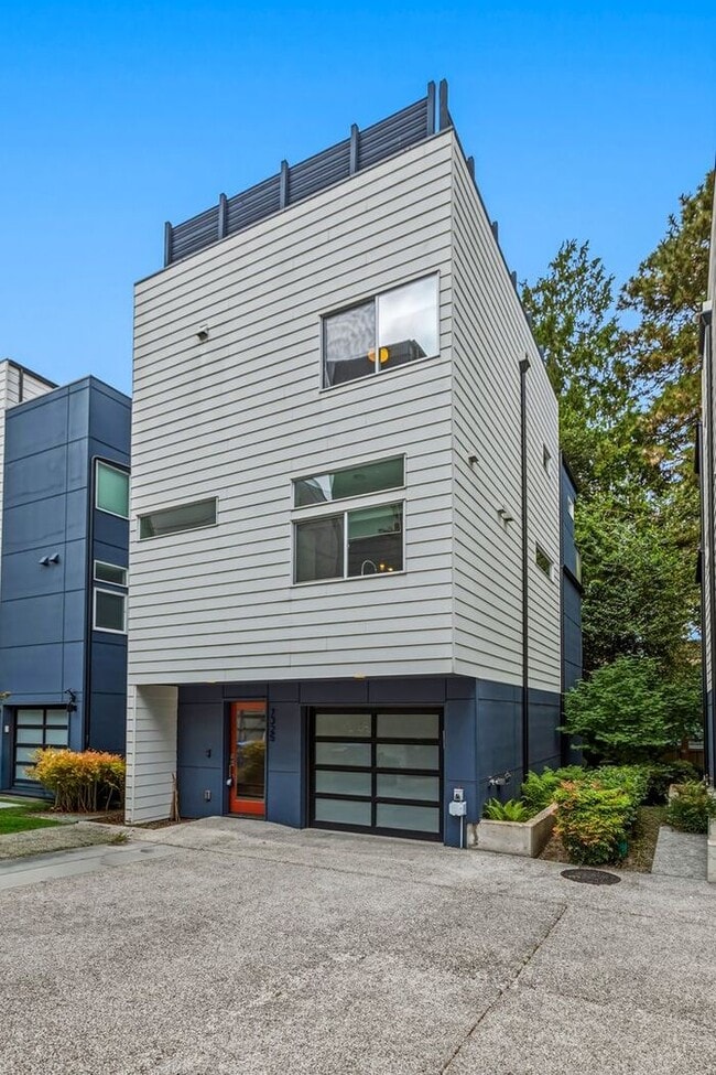 Building Photo - Stunning Standalone Townhome In Coveted Lincoln Park - Air Conditioned!