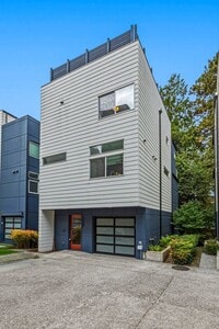 Building Photo - Stunning Standalone Townhome In Coveted Lincoln Park w/ AC (1st Month Free)