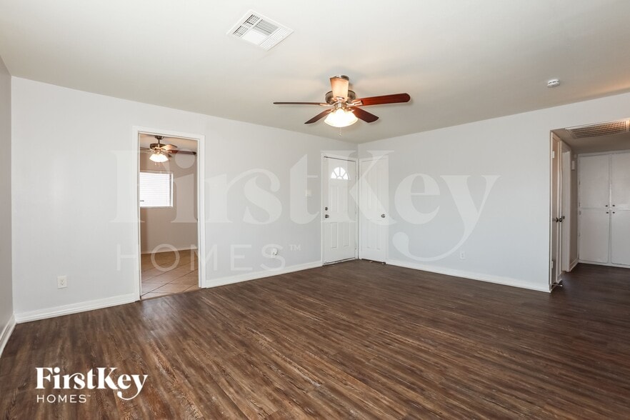 Building Photo - 4739 E Sunland Ave