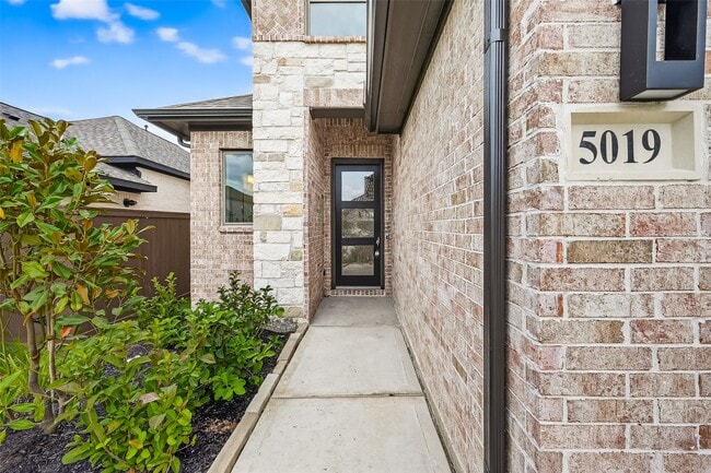 Building Photo - 5019 Bowen Pr Dr