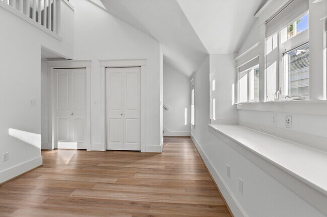 Building Photo - Stunning Capitol Hill Townhome in Prime Seattle Location – 3BR / 3BA Available June 7