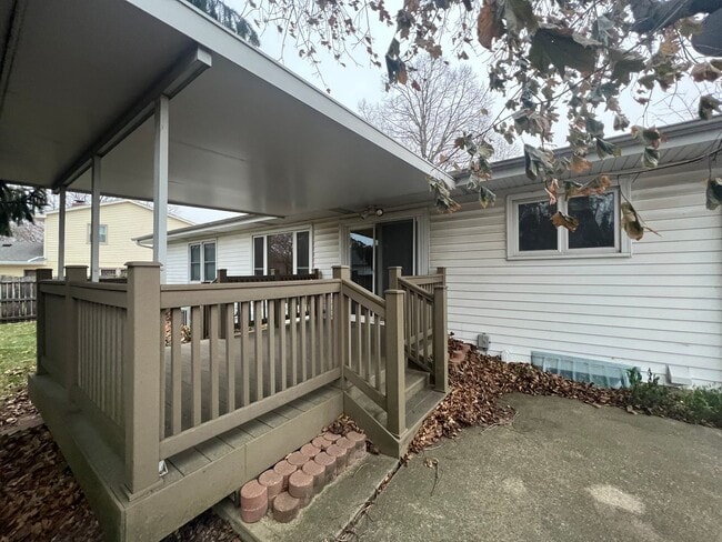 Building Photo - 3 Bedroom 2 Full Bath and a Short Walk to ...