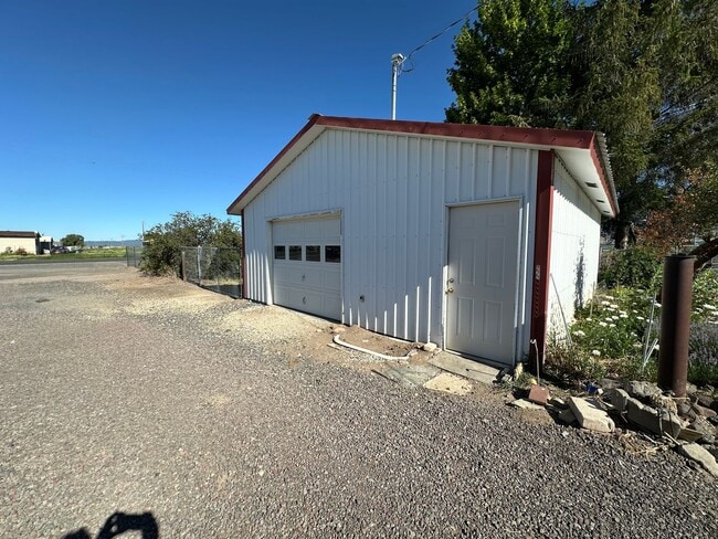 Building Photo - 5842 Henley Rd