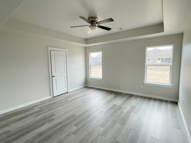 Building Photo - Gorgeous 3 Bedroom 2 Bath Home