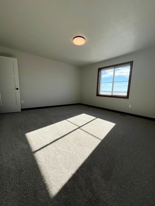 Building Photo - Newly Built 4 Bed/2.5 Bath Townhome in Aspen Ridge!