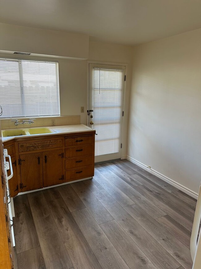 Building Photo - Cute 2 Bd 1Ba Unit NE Santa Maria