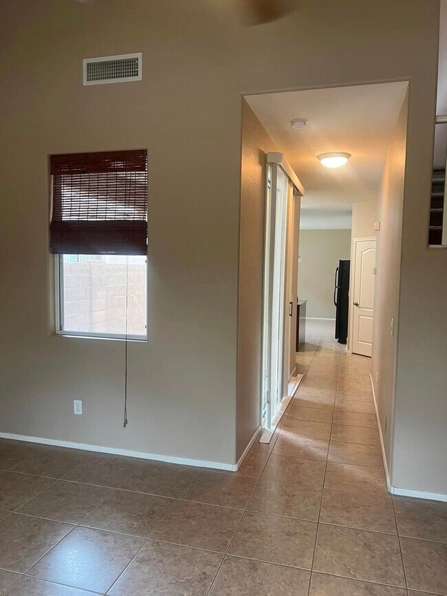Building Photo - 4-bedroom and loft in the Willows with com...