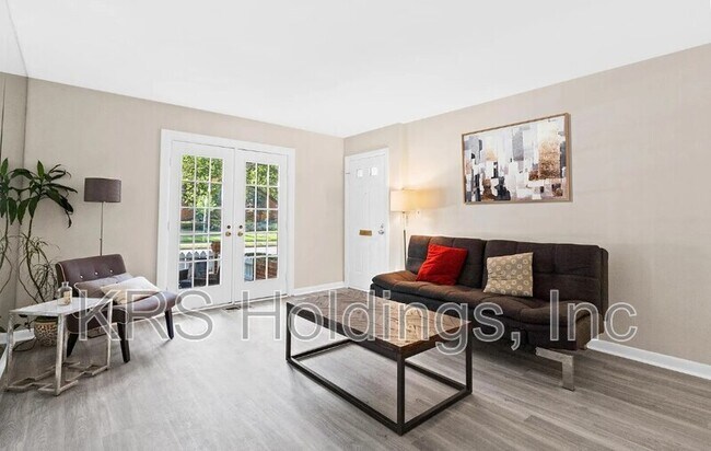 Building Photo - 2515 S Walter Reed Dr