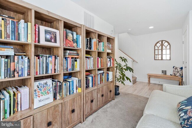 Building Photo - 40 Mural Walk NE