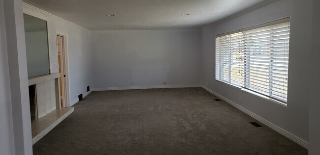 Living room - 926 N 800 W