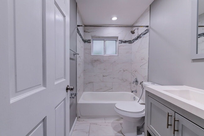 Building Photo - 212 Lakeside Dr