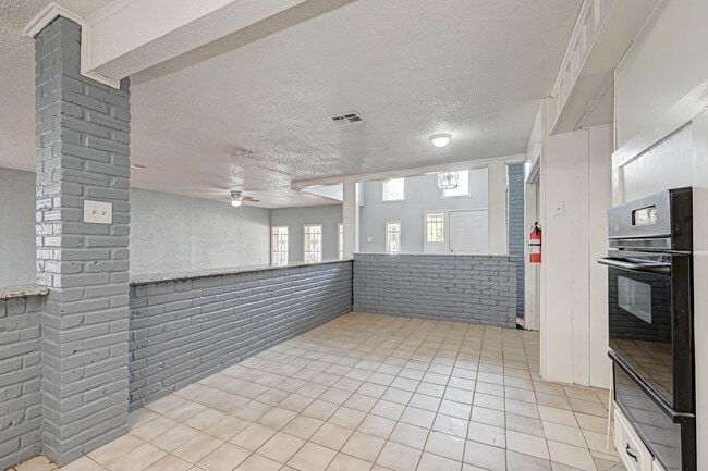 Building Photo - Affordable spacious 4bed/2bath single-fami...