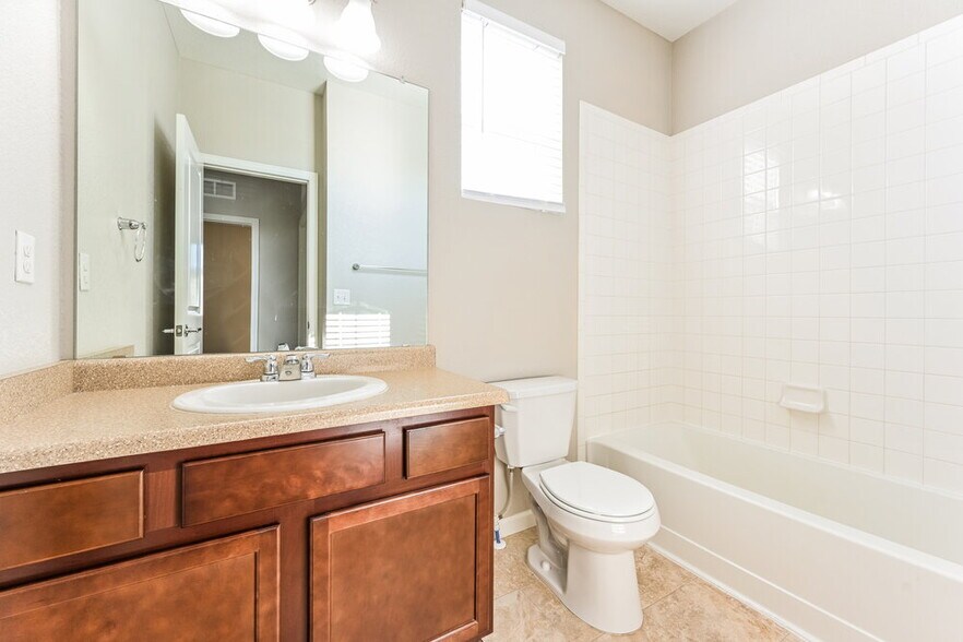 Building Photo - 2226 Summerhill Dr