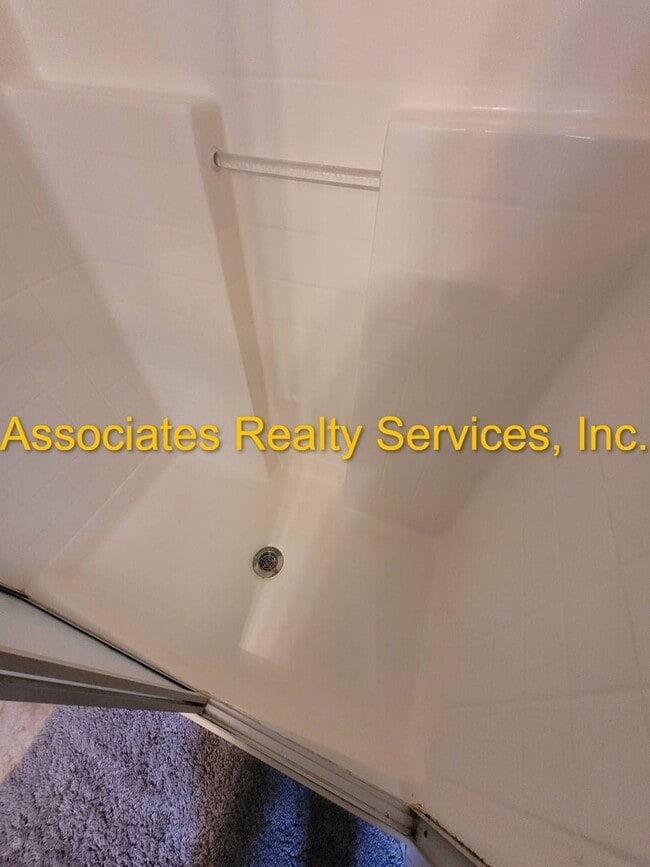 Building Photo - Remodeled and just on the Market!