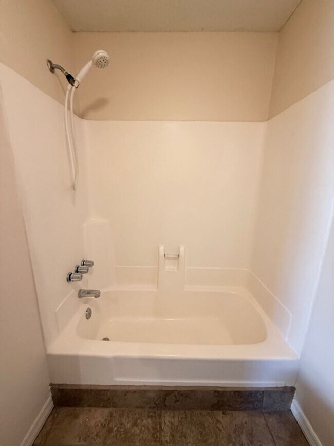 Building Photo - Beautiful Ground-Floor 2 Bedroom, 2 Bathro...