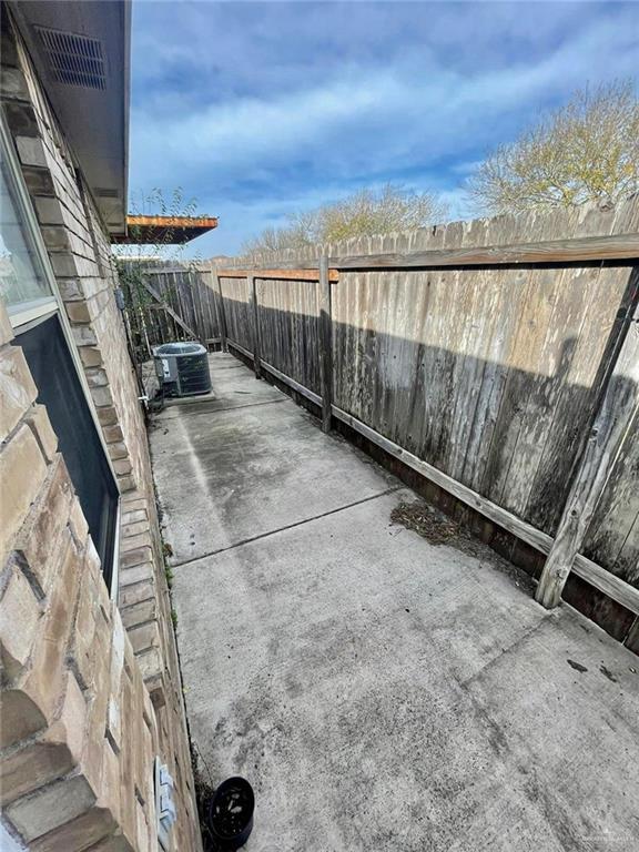 Building Photo - 2305 N Dahlia St